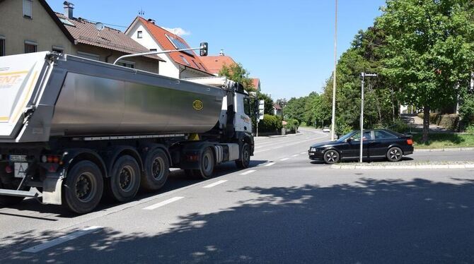 Lastwagenverkehr in Pfullingen.