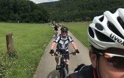 Traumtour: Von Münsingen aus ging’s mit E-Bikes bis an den Blautopf. FOTO: ENGELHART