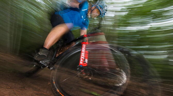 Ein Mountainbiker fährt in einem Waldstück bei Breitenholz.. Im Schönbuch soll in Zusammenarbeit von Radfahrern und Forst ein We