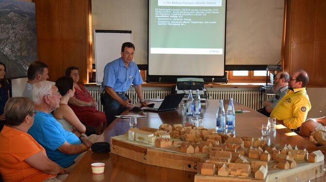 rtsbaumeister Rainer Klett erläuterte die Vorbedingungen für den Start des Projekts Rathaus.