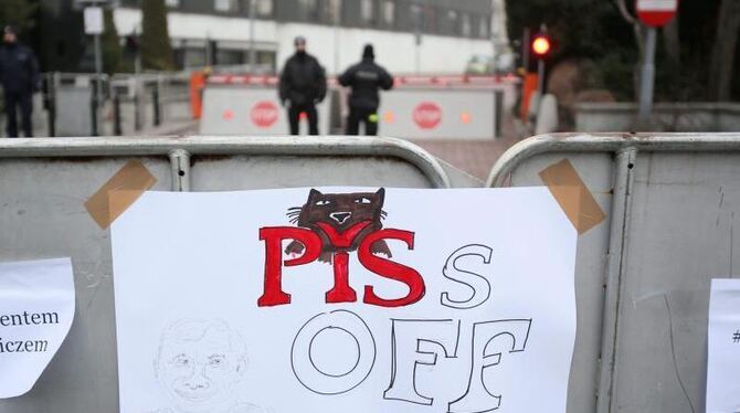 »Piss Off« steht auf einem Zettel, der während einer Demonstration gegen eine Einschränkung der Pressefreiheit an einem Schil