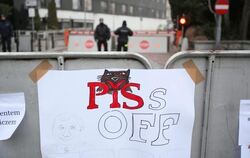 "Piss Off" steht auf einem Zettel, der während einer Demonstration gegen eine Einschränkung der Pressefreiheit an einem Schil