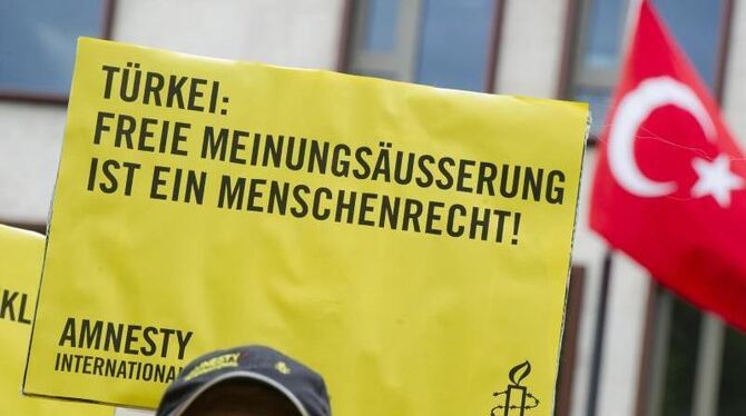 Protest vor der Türkischen Botschaft in Berlin. Die neuerlichen Festnahmen von Menschenrechtlern werden scharf verurteilt. Fo