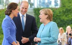 Die Atmosphäre ist entspannt unt heiter: Bundeskanzlerin Angela Merkel plaudert mit dem royalen Paar. Foto: Wolfgang Kumm