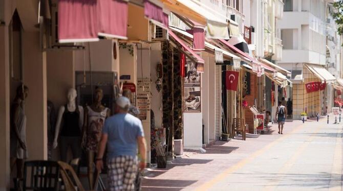 Weitgehend leer: die Einkaufsstraße »Liman Caddesi« in Kemer an der türkischen Riviera in der Provinz Antalya. Foto: Marius B