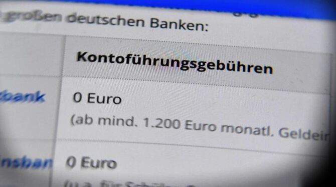 Kontoführungsgebühren verschiedener Banken werden auf einem Handydisplay angezeigt. Foto: Jens Kalaene/Illustration