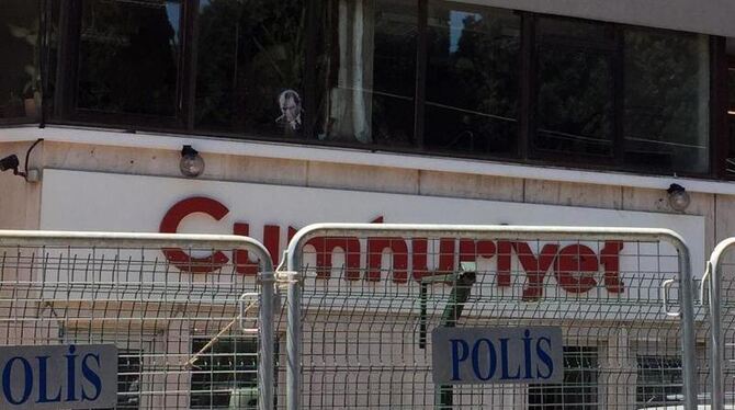 Absperrgitter stehen vor dem Gebäude der regierungskritischen Zeitung »Cumhuriyet« in Istanbul. Foto: Mirjam Schmitt/Archiv