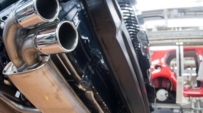 Fertigungsstrecke in einem Autowerk. Den deutschen Autobauern droht durch Kartellvorwürfe ein weiterer Skandal. Foto: Julian