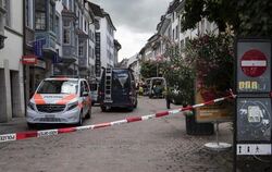 Absperrband in Schaffhausen: Ein Mann mit Kettensäge soll im schweizerischen Ort mehrere Menschen verletzt haben. Foto: Ennio