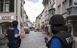 Polizisten sperren am Dienstag im schweizerischen Schaffhausen die Innenstadt ab. Foto: Ennio Leanza