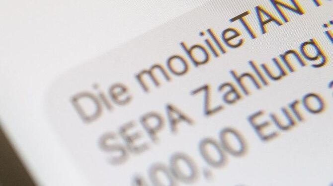 Eine SMS, in der eine sogenannte »mobileTAN« zur Verifikation von Banküberweisungen angezeigt wird, auf dem Display eines Han