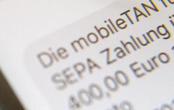 Eine SMS, in der eine sogenannte «mobileTAN» zur Verifikation von Banküberweisungen angezeigt wird, auf dem Display eines Han