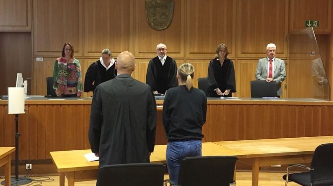 Die Angeklagte steht im Landgericht in Heilbronn bei der Urteilsverkündung neben ihrem Anwalt.
