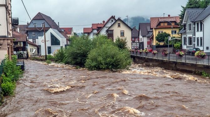 Der Fluss Acher ist nach starken Regenfällen in Kappelrodeck stark angestiegen.