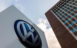 VW-Markenhochhaus in Wolfsburg: Der neue Kartellverdacht lässt Volkswagen nicht zur Ruhe kommen. Foto: Philipp von Ditfurth
