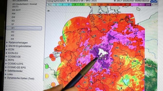 Ein Monitorbild zeigt in der Hochwasservorhersage-Zentrale Niedersachsen eine Auswertung der Niederschläge der vergangenen Ta