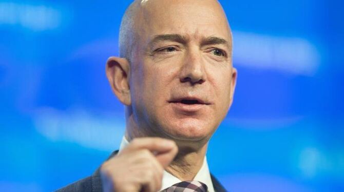 Amazon-Chef Jeff Bezos (53), der am Donnerstag an die Spitze der »Forbes«-Liste der Superreichen geklettert war, musste den T