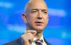 Amazon-Chef Jeff Bezos (53), der am Donnerstag an die Spitze der «Forbes»-Liste der Superreichen geklettert war, musste den T
