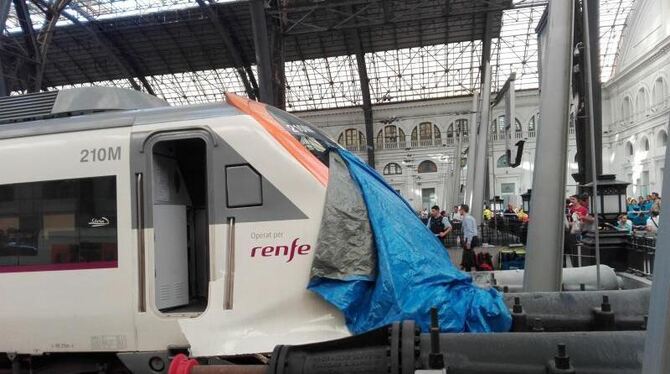 Die beschädigte S-Bahn steht im Bahnhof Franca in Barcelona. Foto: Europa Press