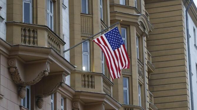 Die amerikanische Flagge weht an der US-Botschaft in Moskau. Die russische Regierung verlangt von Washington, das diplomatisc