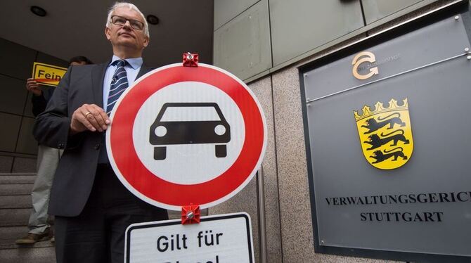 Jürgen Resch, Bundesgeschäftsführer der Deutschen Umwelthilfe mit einem Verkehrverbotsschild mit der Aufschrift "Gilt für Diesel