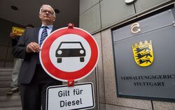 Jürgen Resch, Bundesgeschäftsführer der Deutschen Umwelthilfe mit einem Verkehrverbotsschild mit der Aufschrift «Gilt für Diesel