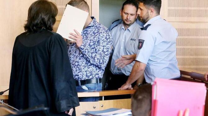 Zwei der Angeklagten im Landgericht in Krefeld. Die Richter werteten den Tod eines Rentners als Raub mit Todesfolge. Foto: Ro