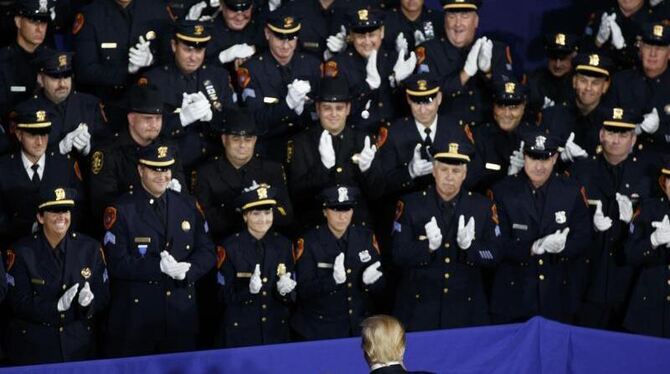 Polizisten applaudieren in Brentwood (Kalifornien) US-Präsident Donald Trump nach seiner Ansprache über die Straßengang "MS-1