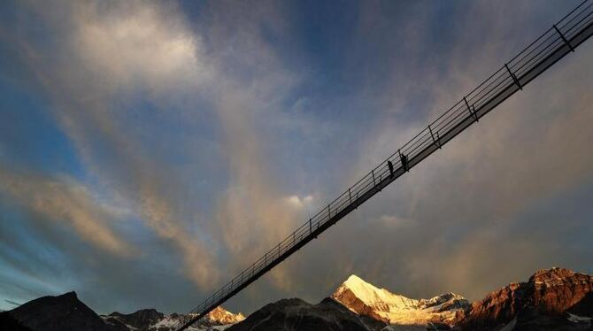 »Europabrücke« im schweizerischen Randa. Die fast 500 Meter lange Hängebrücke lädt schwindelfreie Wanderer in der Schweiz sei