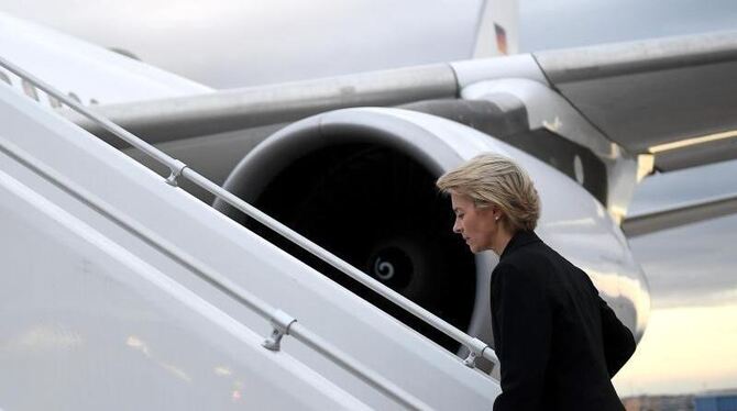 Verteidigungsministerin Ursula von der Leyen geht in Köln an Bord einer Regierungsmaschine um nach Mali und in den Niger zu r