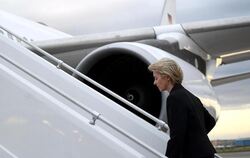 Verteidigungsministerin Ursula von der Leyen geht in Köln an Bord einer Regierungsmaschine um nach Mali und in den Niger zu r