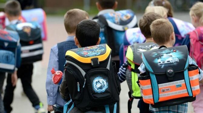 Schüler auf dem Weg zur Schule. Bundesweit gehen nach einer Studie der Bertelsmann-Stiftung bis 2030 viel mehr Kinder zur Sch