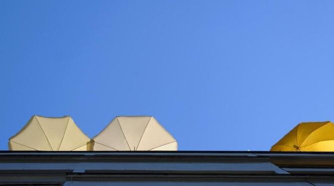 Sonnenschirme sollen etwas gegen die Hitze in der Stadt schützen. Foto: Fabian Nitschmann