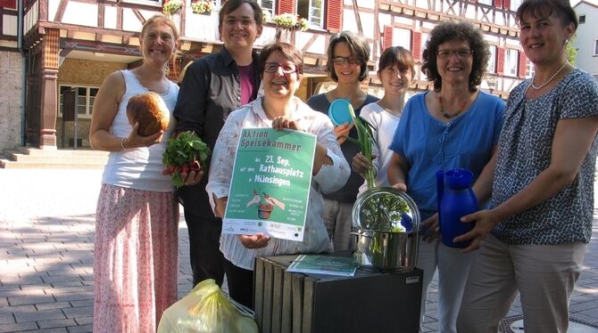Sieben Vertreter von noch mehr Veranstaltern und Unterstützern der Aktion Speisekammer auf dem Rathausplatz, von links: Heike Me