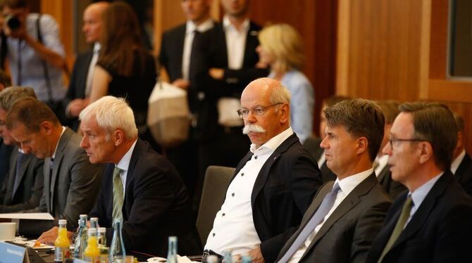 Matthias Wissmann, Präsident des Verbandes der Autoindustrie (VdA), BMW-Chef Harald Krüger, Daimler-Chef Dieter Zetsche, und Vol