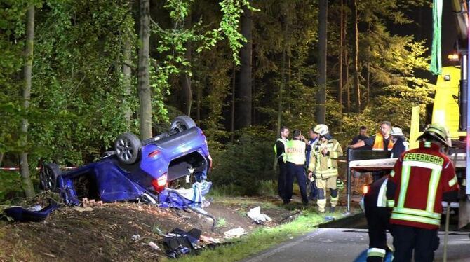 Bei dem Unfall nahe Fichtelberg (Landkreis Bayreuth) sind zwei Menschen ums Leben gekommen. Foto: Fricke