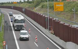 An der B 27-Lärmschutzwand vor dem Dußlinger Tunnel bröckeln erneut Platten (rechts hinterm letzten Auto), die bei der Sanierung