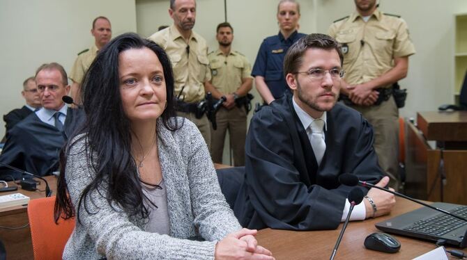Die Angeklagte Beate Zschäpe sitzt im Gerichtssaal in München (Bayern) neben ihrem Anwalt Mathias Grasel. Vor dem Oberlandesgeri