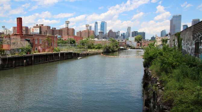 Der Gowanus-Kanal in New York (USA). Mitten durch New York führt ein schmutziger Kanal, voller giftiger Abfälle und Abwasser. Se