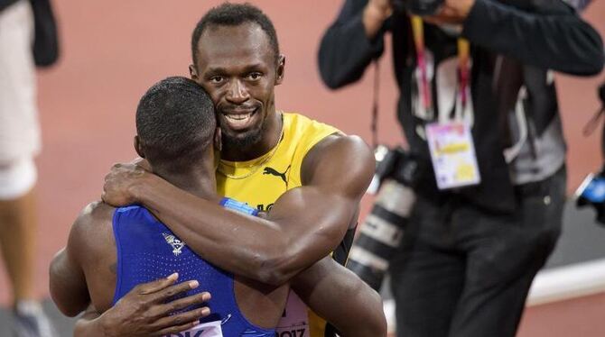 Usain Bolt gratuliert US-Sprinter Justin Gatlin nach dem 100-Meter-Finale zur Goldmedaille. Foto: Jean-Christophe Bott