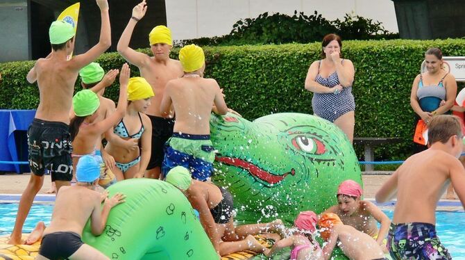 Kampf um das Monster: Ein Team der Zephyrus-Spaßagentur aus Bielefeld hatte Wasserspielmodule mitgebracht. Fotos: Böhm