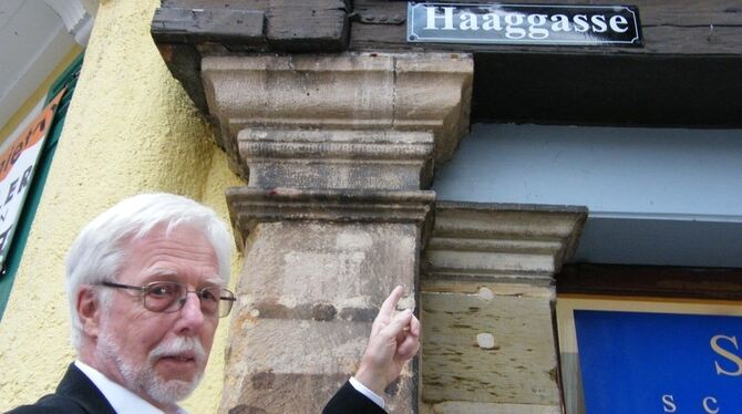 Helmut Eck kennt auch die Geschichte zum Namen »Haaggasse«. Ein H(a)ag ist eine von einer Hecke umgrenzte Einfriedung. foto: alm