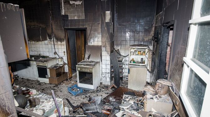 Stark verrußt ist ein Zimmer nach einem Brand einer Sozialunterkunft in Markgröningen (Baden-Württemberg).