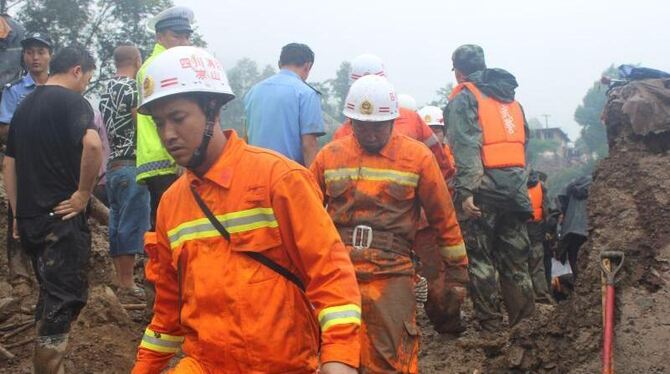 Rettungskräfte in der Provinz Sichuan (China) im Einsatz. Betroffen war der wenig besiedelte Kreis Jinghe in der autonomen mo