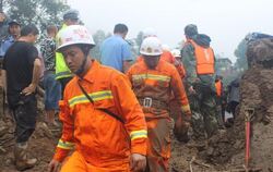Rettungskräfte in der Provinz Sichuan (China) im Einsatz. Betroffen war der wenig besiedelte Kreis Jinghe in der autonomen mo