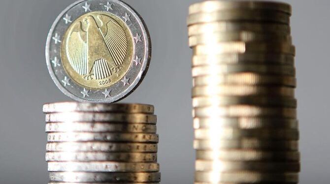 Euro-Münzen gestapelt: Besonders höhere Steuereinnahmen und Zuweisungen haben für einen Milliardenüberschuss bei deutschen Ko