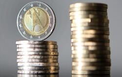 Euro-Münzen gestapelt: Besonders höhere Steuereinnahmen und Zuweisungen haben für einen Milliardenüberschuss bei deutschen Ko