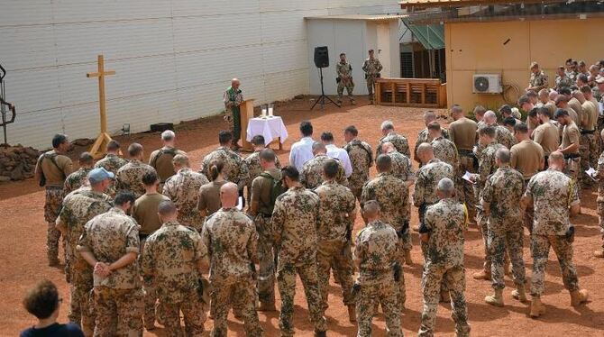 Soldatinnen und Soldaten gedenken bei einem Feldgottesdienst im Camp Castor Abschied von ihren Kameraden. Foto: Britta Peders