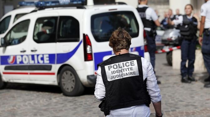Französische Polizisten sichern in Levallois-Perret bei Paris den Tatort, wo ein Fahrzeug in eine Gruppe Soldaten gefahren ist u