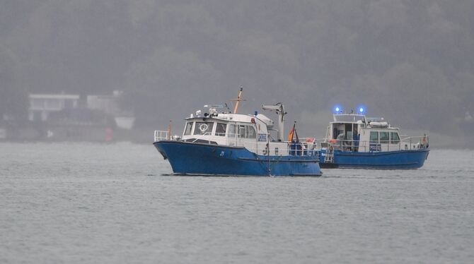 Polizeiboote fahren auf der Suche nach Wrackteilen des abgestürzten Kleinflugzeugs vor Litzelstetten bei der Insel Mainau.